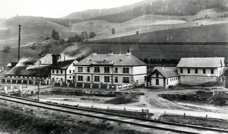 Pohľad z bývalej železnice na Geramblovskú hutu v minulosti - dnes Vila Bela