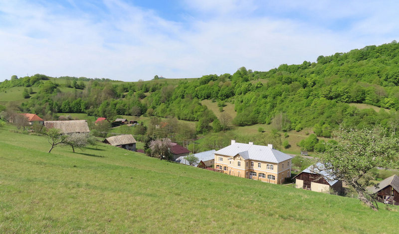 Pohľad zo súčasnej železnice na Geramblovskú hutu. Pôvodnú úzkokoľajku je zreteľne vidieť