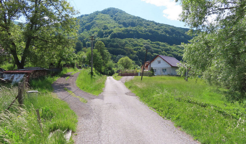 Bývalá trasa železnice v obci Hronská Breznica - tesne pred Hronom