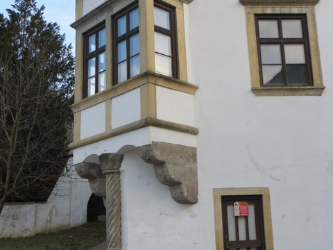 Renesančný arkier na kamenných konzolách podopretý stĺpom / Sládkovičova 1