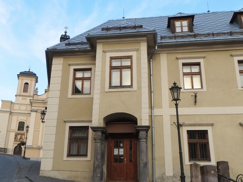 Hranatý arkier na kamenných konzolách podopretých stĺpmi zo 16. storočia / Kammerhofská 1