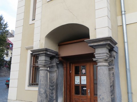 Hranatý arkier na kamenných konzolách podopretých stĺpmi zo 16. storočia / Kammerhofská 1