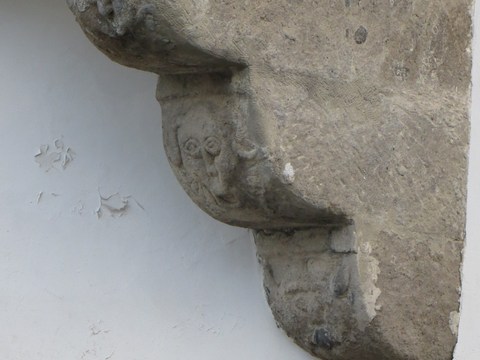 Renesančný arkier na kamenných konzolách podopretý stĺpom / Sládkovičova 1