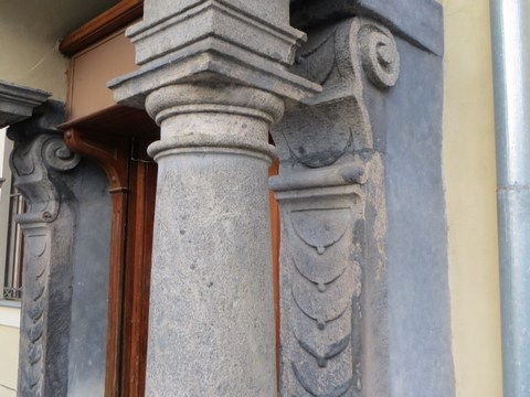 Hranatý arkier na kamenných konzolách podopretých stĺpmi zo 16. storočia / Kammerhofská 1
