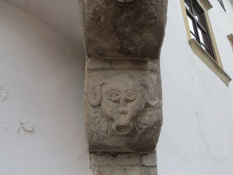 Renesančný arkier na kamenných konzolách podopretý stĺpom / Sládkovičova 1