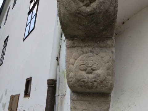 Renesančný arkier na kamenných konzolách podopretý stĺpom / Sládkovičova 1