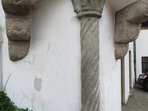 Renesančný arkier na kamenných konzolách podopretý stĺpom / Sládkovičova 1