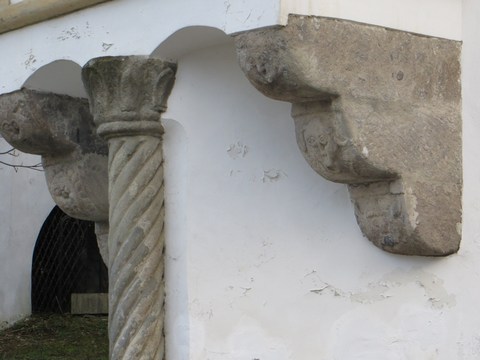 Renesančný arkier na kamenných konzolách podopretý stĺpom / Sládkovičova 1