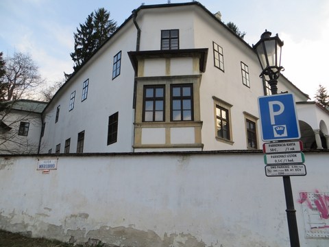 Renesančný arkier na kamenných konzolách podopretý stĺpom / Sládkovičova 1