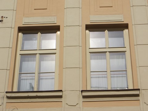 Detail okien domu č. 8