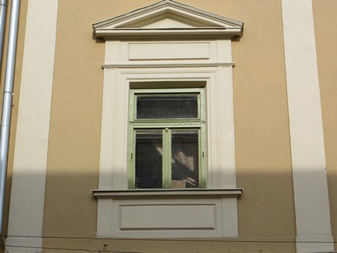 Detail okna domu č. 10