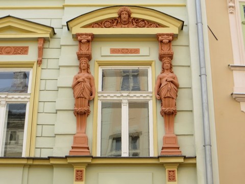 Detail okna domu č. 11