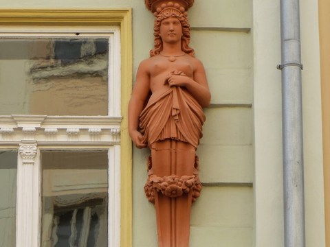 Detail okna domu č. 11 - terakotová figúrka