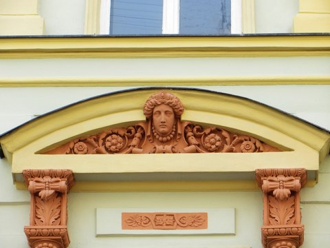 Detail okna domu č. 11 - nadokenný segmentový frontón