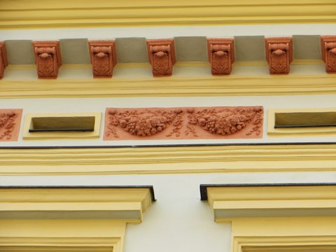 Detail fasády domu č. 11 - povalové vetráky a korunná rímsa