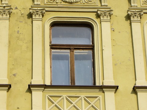 Detail okna domu č. 14